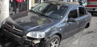 Astra que estava estacionado bateu em poste e teve o eixo de roda traseiso destruído (Rafael Gonçalo/FolhaVP) acidente1