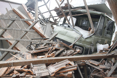 Telhado e muro da casa ficaram destruídos com a batida (Ale Vianna/FolhaVP) caminho-2