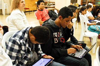 Jovens documentaram a visita (Ale Vianna/FolhaVP) crian