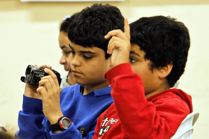 Crianças filmaram e fizeram perguntas (Ale Vianna/FolhaVP) crian1