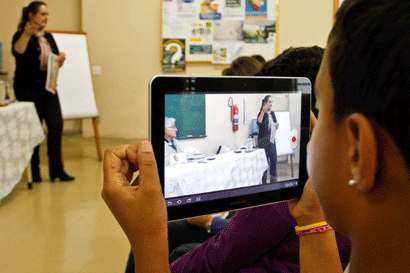 Aluno tira foto da editora Kátia Leite (Ale Vianna/FolhaVP) crian2