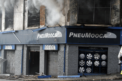 Chamas teriam começada em uma loja de pneus (Ale Vianna/FolhaVP) incedio2