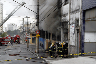Bombeiros demoraram mais de duas horas para controlar o incêndio (Ale Vianna/FolhaVP) incedio3