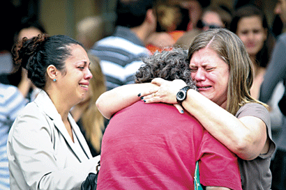 Mãe de Victor é consolada pela tia em velório que ocorreu na quarta-feira, dia 10 (Ale Vianna/FolhaVP) morte3