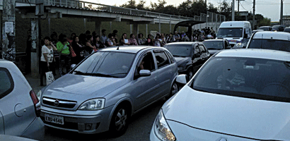 Motorista de ônibus tentou furar protesto e descer a Orfanato pela contramão, mas, foi impedido pelos manifestantes (Kátia Leite / Folha VP) protesto-2
