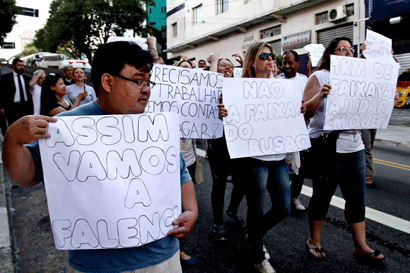 Muitos cartazes de protestos contra o horário da faixa exclusiva (Ale Vianna/Folha VP) protesto-5
